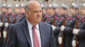  посланика на САЩ Кенет Мертен