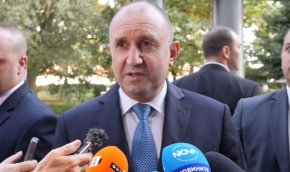
На въпрос дали служебните кабинети имат вина при изготвянето на Териториалните планове, Радев отговори: „В момента управляват – знаете кой”.