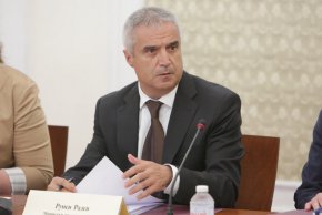 Енергийният министър призна и още нещо: “Тези проекти, добри или лоши, трябваше да ги предадем. Това е дълъг процес по утвърждаване и комуникацията с Европейската комисия“.
