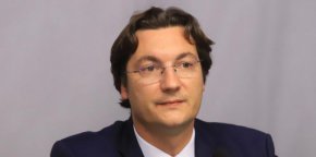 "Проектът за промени в Конституцията се чете само конюнктурно спрямо президента, който е сега, спрямо взаимоотношенията, които към момента имат парламентът и президентът, което е грешно. Тези промени са в интерес на част от сглобката", посочи той.