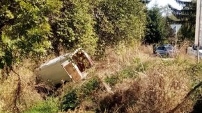 Бус с мигранти се обърна по таван в Брезник