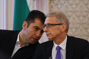 Като формална причина за разместването на графика е посочено заболяване на австрийския канцлер Карл Нехамер, ала според информирани източници става въпрос за “дипломатически грип” на домакините