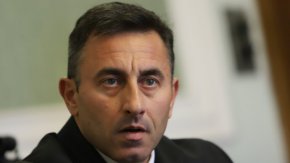 
Така изпълнителният директор на НАП вече ще получава почти колкото финансовия министър, на когото е подчинен. Правителството отпуска общо 25 милиона лева за увеличение на заплатите на данъчните и митничарите.
