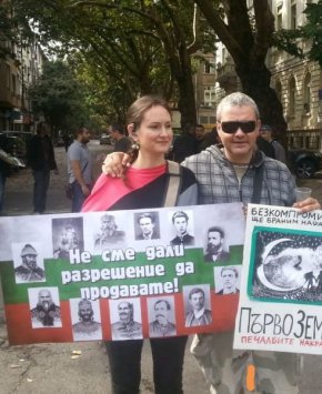 На блокадата на магистрала "Тракия" с напредването на деня към протестиращите се присъединяват все повече техни колеги и други граждани, които подкрепят исканията.
