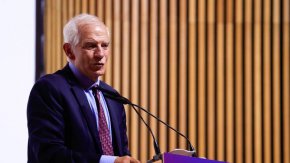 "Китай със сигурност може да направи повече, включително като се ангажира с мирната формула, предложена от Украйна", добави комисарят и заяви, че "предстои да се направи много, за да се убеди Украйна, че Китай не е на страната на Русия".