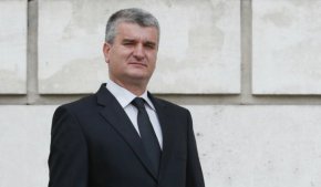 
Броени дни преди местния вот задържаха кандидат-кмета на Дупница Методи Захаринов, издирван с европейска заповед за арест от 2018 година. Оказва се, че докато е издирван, той е работил в системата на МВР.