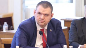 
Надявам се това евроатлантическо мнозинство да изкара мандата си. Нещата в управлението са стабилни. Но липсата на информация трябва да приключи, категоричен бе Пеевски."
