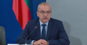 "Разпространените от МС твърдения, че служебните правителства под мое ръководство са “отстранили” над 13 хил.служители са неверни и манипулативни", заяви бившият служебен премиер Гълъб Донев в официална позиция, която се разпространява от пресцентъра на президентството. По думите му всяка обективна информация за движението на служителите в администрацията следва да съдържа основанията за прекратяване на правоотношенията.