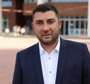 
Ако слушате вихрещия се наратив в големите медии – мачът е между Терзиев и Хекимян. Те са назначени за фаворитите... На какво отгоре е друга тема.