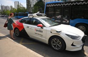 
В рамките на изпитанието 20 самоуправляващи се автомобила ще работят в градското селище Сириус, един от най-натоварените райони на града. Превозните средства ще возят пътниците между места като университета Сириус, парка в Сочи, хотелите Делта и Гама Сириус и Олимпийския проспект.    