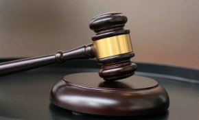 Прокуратурата е осъдена да плати 25 000 лева обезщетения и разноски заради инсценирана от столични полицаи хулиганска проява. Става дума за известния случай от 2013 г., когато двама младежи бяха бити и задържани в столичното Първо районно управление на полицията, а след това обвинени в хулиганство и за скъсана полицейска униформа.