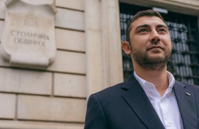 
Декларирал ли е конфликт на интереси за това? Водел ли е съдебни спорове, докато е бил съветник с хора от тази фирма, участвал ли е в гласувания по въпроси свързани с МТК ГРОУП, докато е водел съдебни дела с тях? Защо не го е декларирал като възможен конфликт на интереси?
Човек, който не воже да си регистрира търговската марка, тръгнал да оправя София и софиянци. Първата асоциация е думичката "смешник"!