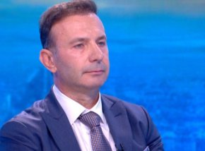 
Алексей Петров беше убит на 16 август по обяд, докато се разхожда на Витоша, с два куршума – в главата и гърба. При покушението беше простреляна и жената, с която Петров бил в планината.