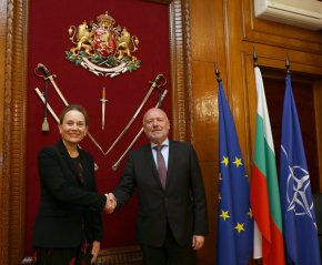 Днес с постоянния представител на САЩ в НАТО Джулиан Смит разгледахме някои аспекти от провелата се миналата седмица среща на министрите на отбраната на НАТО в Брюксел.