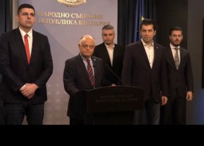 

ПП-ДБ се обявиха срещу свикване на извънредно заседание на парламента в петък, на което да бъде обсъдено ветото на президента Румен Радев върху промените в Закона за енергетиката. 