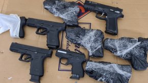 През март между 300 и 400 хиляди лева бяха откраднати от инкасо автомобил във Враца, припомня БТА. Извършителите са взели парите, докато инкасо автомобилът е бил паркиран и вътре не е имало никого.
