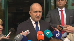 Ако се премахне дерогацията на вноса на руски петрол за "Лукойл" - Бургас, може да се стигне до дефицит и повишение на цените, заяви още президентът.

