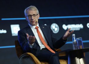 Денков не знае какъв размер данъци трябва да се внесат в хазната и препрати въпроса към финансовото министерство. Той обаче отново предупреди, че е рисковано да се прекрати скоростно дерогацията за преработката на руската суровина:
