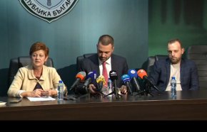 
По думите му е назначена лицевоидентификационна експертиза, от която е установено, че задържаният е същият от видеоклипа. "Експертиза на един от мобилните му апарати показа, че видеото е вече разпространено. Следователят е образувал досъдебно производство за престъпление против мира – пропагандиране към военни действия. Мъжът е привлечен и в качеството на обвиняем и е задържан за 72 часа”, съобщи още Кръстев. 