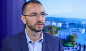 Пътят за това минава през привличане, през избор на стратегически инвеститори във високотехнологичния сегмент, през отключване на потенциала на създадените икономически и индустриални зони. „Дигитализацията е един от двигателите за икономическия растеж в София, казва кандидатът за кмет. Според него столицата "предоставя всички възможности за развитие на високотехнологични индустрии и градски иновации".