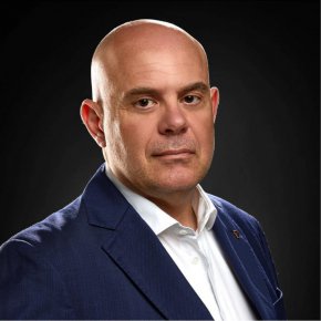 

"Не мога да кажа кога искането ще бъде разгледано, но няма да е скоро", каза тогава за БТА адв. Емил Велинов, председател на адвокатския съвет при адвокатска колегия - Кюстендил. 