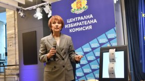"В предходни години винаги ЦИК е давала разрешение за това машините да напускат склада. Снощи, след заседанието на ЦИК, от телевизионни репортажи установихме, че машините са напуснали склада без надлежното разрешение, и незабавно дадохме указания на жандармерията и МВР машините да бъдат върнати в склада и той да бъде запечатан, допълни Матева. Всички машини трябва да бъдат върнати в склада, и сега разбрах, че ОИК не били разбрали да върнат машините в склада. Днес още ЦИК ще се свърже с МВР да попита защо не се изпълнява решението на ЦИК", уточни още Матева.