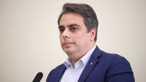 

Според нея на Асен Василев е било обяснено, че ако се върне с двата документа, името му ще бъде зачертано от списъка със заличените лица и допълнено под чертата в избирателния списък. Василев се е съгласил, добави Шопова.