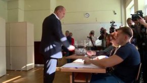 
"Ние имаме нужда от спешно възстановяване на доверието в изборния процес. Затова аз очаквам компетентните органи в най-скоро време да извършат своето разследване и да оповестят кои са играчите и мотивите зад този акт."