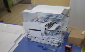 Разминаване имаше и в редица областни градове. Според данните на Тренд от неделя в Пловдив кандидатът на ГЕРБ-СДС Костадин Димитров събра 34,1%, а Ивайло Старибратов от ППДБ получи 22,2%. Според ЦИК обаче кандидатът на Промяната има 17,90%