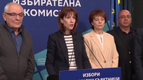 
Това означава, че според ВАС ЦИК напълно законно е спряла гласуването с машини на първия тур. Манипулациите в медиите се появиха, защото в същото решение ВАС обявява за незаконосъобразно решението на ЦИК само за втория тур на изборите, защото до тогава има възможност да се изпълнят изискванията на закона при спазване на процедурите.