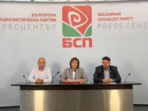 
„Да кажа нещо принципно за балотажите, призовавам всички да се обединим срещу ГЕРБ. Тази битка я водим години наред. Злото в България е режимът на ГЕРБ, който мачка хората и ги държи в страх и зависимости. На балотажите ще призоваваме всички срещу модела ГЕРБ в местната власт. Промяната не стана на парламентарните избори, може и трябва да стане на местните“, коментира тя.