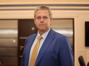 
Освен това посочи още, че чул, че "министърът на електронното управление споделил на Мария Габриел, че Кирил Петков е заплашвал децата му, за да се направи това. Нашата парламентарна група подадохме два сигнала - един до КПОКНПИ, описахме това, което се случи, тъй като това е корупционна схема със заплахи, подадохме и сигнал до прокуратурата. Изпратихме такъв и до Европейската прокуратура", коментира още Йорданов.