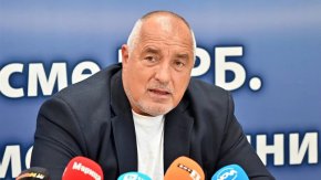 
„Корнелия Нинова толкова се уплаши, че Ваня Григорова може да победи, че не ни иска подкрепата. Ние не, че я предлагаме, просто призовах хората да си изберат между Държавна сигурност и държавна собственост. Отпадат приказките за синя София, че комунизмът е лош. Сега ще ми е интересно за Паметника на Съветската армия какво решение ще вземе Терзиев, ако е кмет. То ще им се върне всичко. Ще гледаме как ще се развият събитията в София“, заяви лидерът на ГЕРБ в Казанлък.