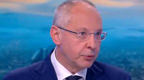 
Според него, ако тя спечели балотажа, това ще бъде нейна заслуга и няма да се дължи на благословията на Борисов.