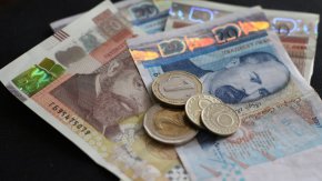 "Около 800 000 души от уязвими групи ще получат финансова подкрепа в по-висок размер през 2024 година вследствие на увеличаването на линията на бедност", посочи министърът.
