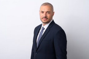 
Роден в Ихтиман, израснал в Долна баня, кандидат за кмет на централния софийски район Възраждане, но не от издигалия го по кариерната стълбица на все държавните му работи ГЕРБ, а на ППДБСС и то от квотата на Спаси София. Това е най-кратката визитка на Станислав Илиев – кандидат-кмет, която може да мине и под мотото на известната песен от времето на Цветан Цветанов: Нашата полиция ни пази.