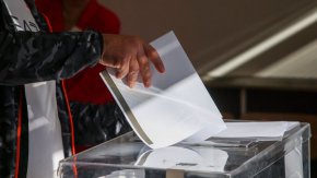 Около 13% от бюлетините са невалидни. Липсват и гласове на кандидати, гласували за себе си с преференция.