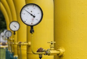 
Някои търговци съобщават, че плащат за танкери за втечнен природен газ, които да действат като "плаващо хранилище" в открито море, за да задържат допълнителните количества.

 