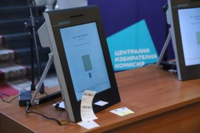 
"В събота до 14 часа, когато е възможно да се подготвят последните машини за София и София - област. Да изпратим писмо до Главна дирекция "Жандармерия", с което да разрешим допускане на лицата до 14 часа на утрешния ден".

 
