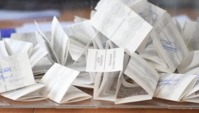 "Аз как да гласувам за районен кмет? И те ми казват, че не мога да гласувам повече, защото съм гласувала вече. И ме убеждават, че машината има памет, която се надяват да е запазила моя глас".