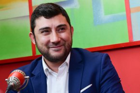 
„Finita la commedia“, написа в профила си във Фейсбук общинският съветник от ВМРО в Столичния общински съвет Карлос Контрера.