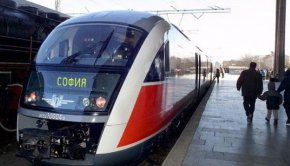 Скандална поръчка за 1 млрд. лв. за покупка на влакове, където комисионната е 30% пусна за втори път ПП. Първият опит беше при предишния кабинет на Промяната с ДБ и БСП, когато транспортен министър беше Ник Събев, известен още като Еконтий. То взе пари, предвидени за готовия проект за софийското метро, за да ги „метне” за една мечта: купуване на влакове за „градска железница”, която обаче няма да е ново трасе.