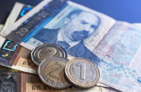 
В разчетите е отразено повишението на минималната заплата на 933 лева от 1-и януари догодина. През 2024 г. съгласно писмо от Министерство на здравеопазването са предвидени трансфери за над 173 милиона лева, които са за финансиране на разходите за ваксини, дейности за здравно неосигурени лица и други. За болниците традиционно е предвиден най-големият дял от средствата в здравноосигурителните плащания – малко над 3 милиарда и 500 милиона лева. 