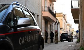 
Разследването е установило съществуването на "здрава връзка" между Ню Йорк и сицилианските мафиоти, както и "американски интерес към организационните дела на сицилианската мафия Коза Ностра", се казва в изявлението на властите.