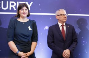 
Кьовеши посочи, че преди да разговаря с премиера и вицепремиера е имала среща и с министъра на правосъдието Атанас Славов. В програмата и имаше и срещ с премиера с шефа на МВР Калин Стоянов. Тя определи разговорите като „много конструктивни”. 
