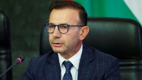 
Регистрираме известен спад в нивото на престъпленията като цяло, към днешна дата са с 3,7% по-малко в сравнение с миналата година, а с около 3% е завишението на нивото на разкритите престъпления. Това каза главният секретар на МВР главен комисар Живко Коцев в интервю за БТА. Той даде за пример, че има спад при престъпленията против личността, кражбите на автомобили и на имущество.