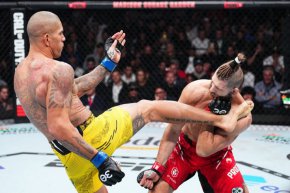 В главната битка на вечерта Алекс Перейра завоюва титлата в полутежка категория на UFC.