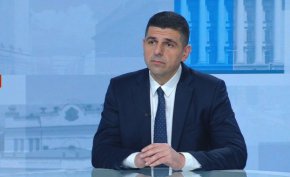 “Хората очакват от нас лидерство и да преведем страната през кризите, а не свади на момчешко ниво. ГЕРБ имат министри и зам.-министри в кабинета, а голяма част от администрацията е назначавана от тях, така че е странно да казват, че нямат нищо общо с управлението.” Това заяви в интервю за БНТ народният представител от “Продължаваме Промяната - Демократична България” Ивайло Мирчев