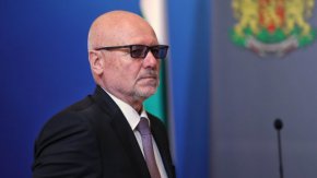 Попитан за очакванията за насрочения тази седмица вот на недоверие той изрази мнение, че кабинетът ще остане на власт. “Tова е гарантирано”, зарече се той.
