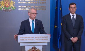 
Относно неразбирателствата в Столичния общински съвет, кметът посочи, че ще работят активно и ще има протегната ръка към всички. Ще се търсят допирни точки по програмите, както и съгласие. „Ще инициирам срещи с всички политически партии и техните представители, за да намерим начин да намалим напрежението и да има работещ общински съвет. Оптимист съм”, обясни Терзиев.
